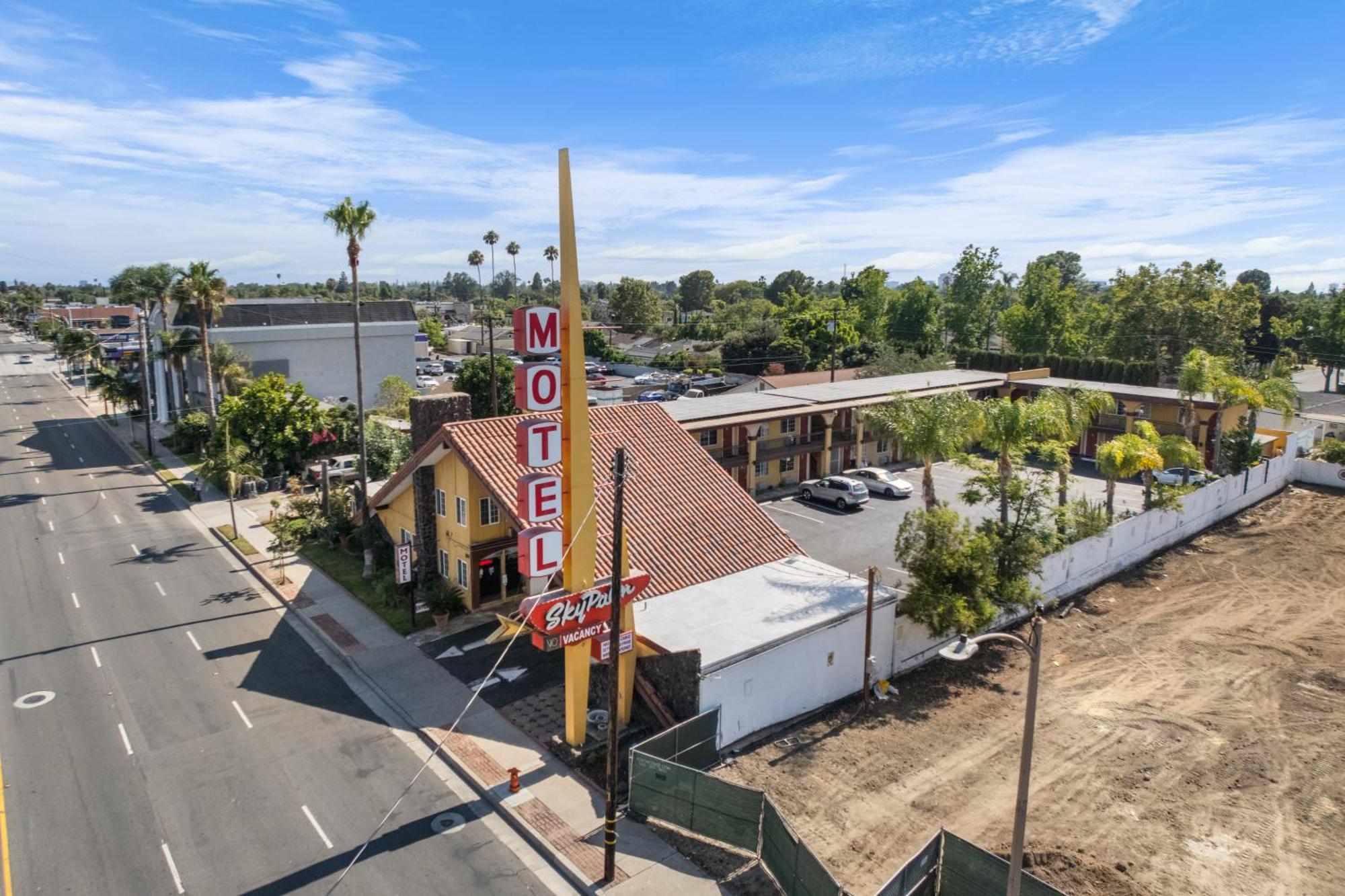 Sky Palm Motel - Orange Exterior photo