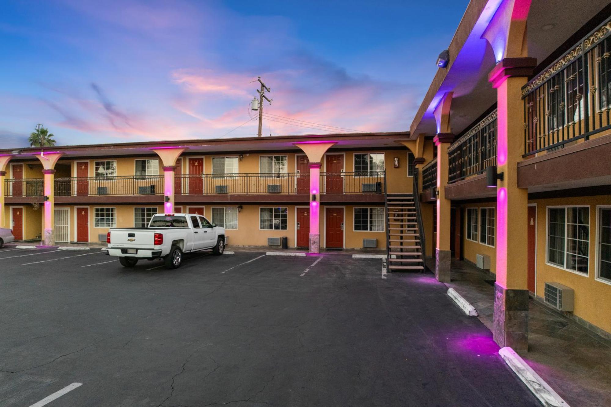 Sky Palm Motel - Orange Exterior photo