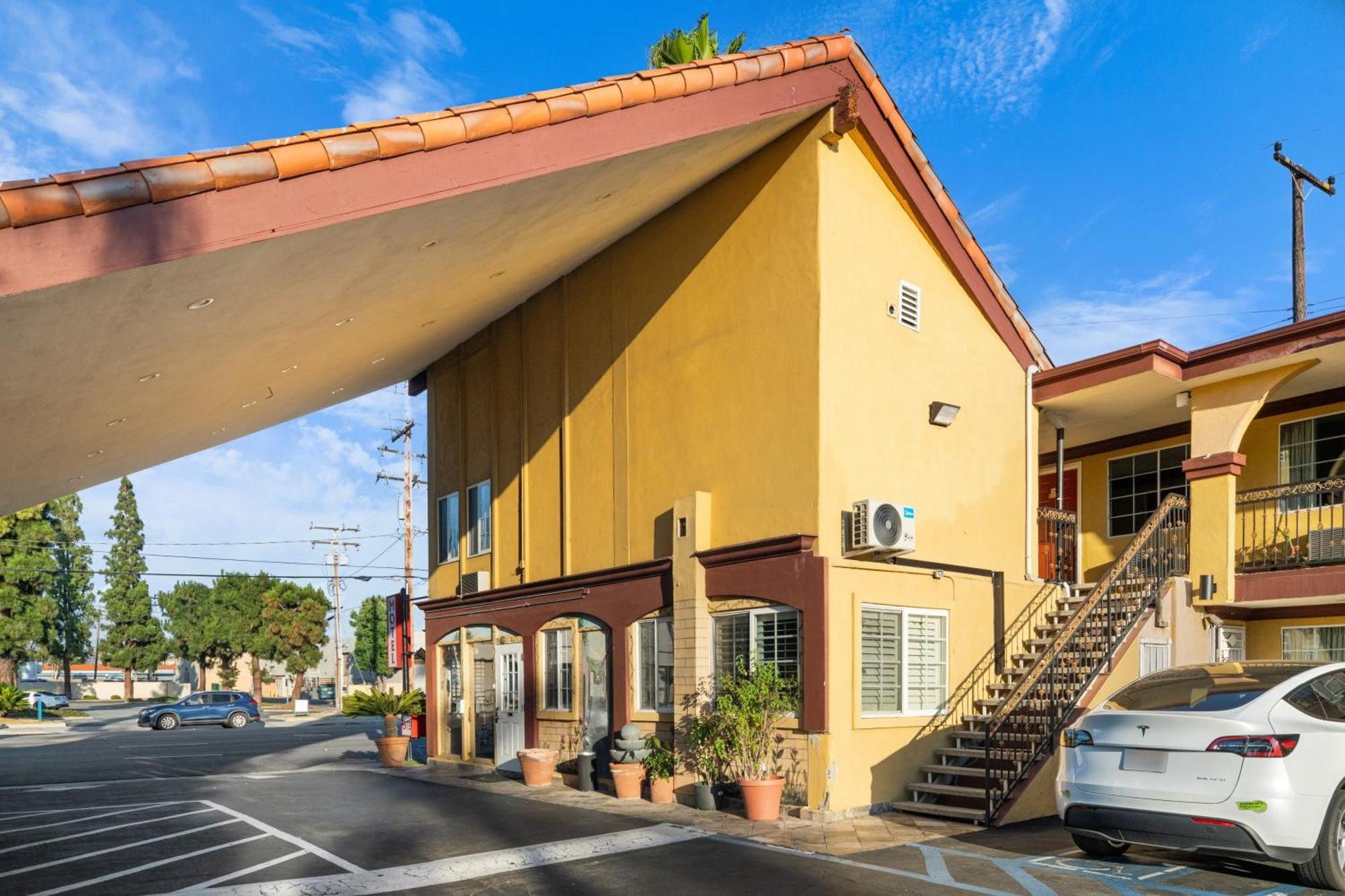 Sky Palm Motel - Orange Exterior photo