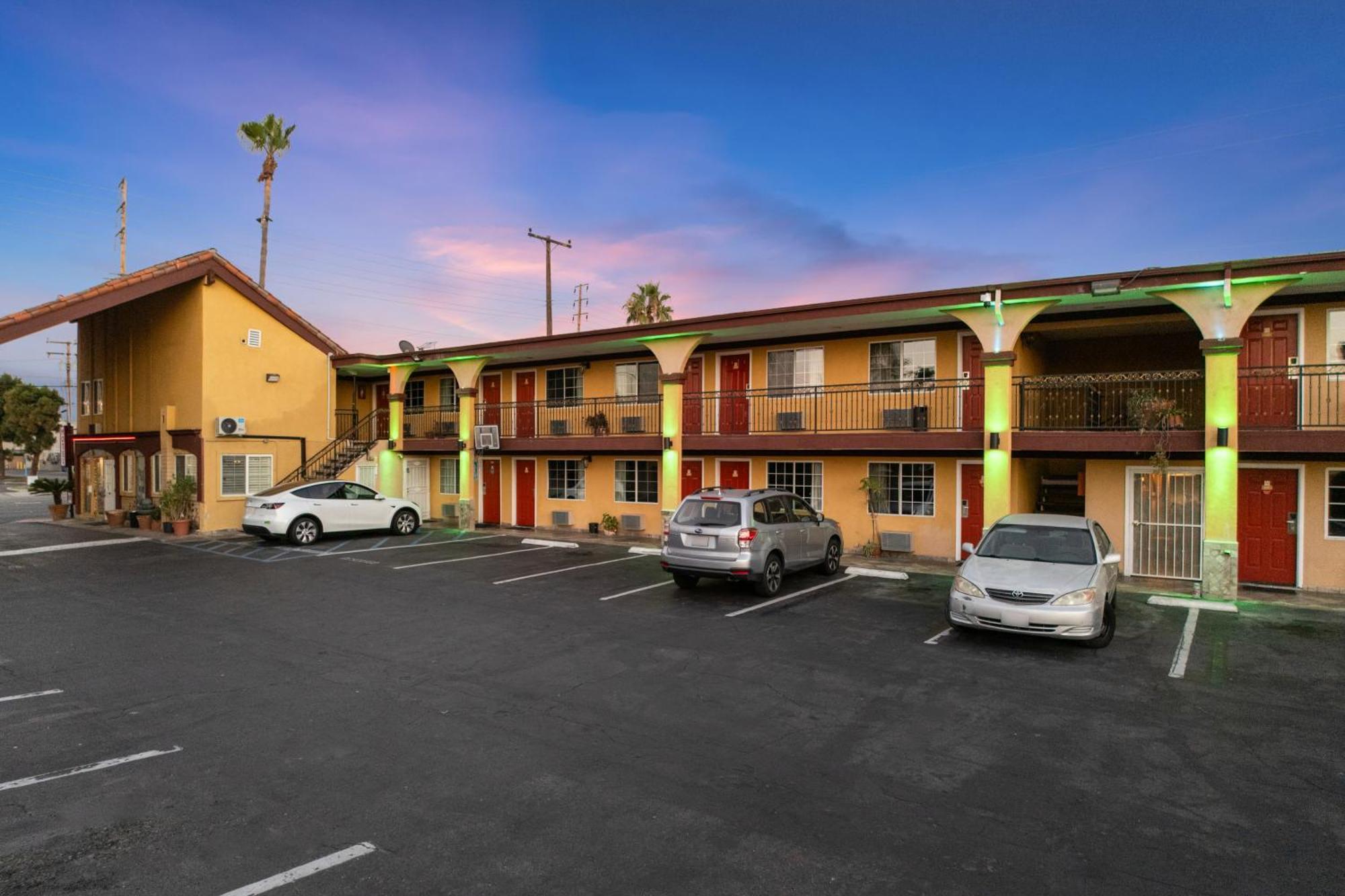 Sky Palm Motel - Orange Exterior photo